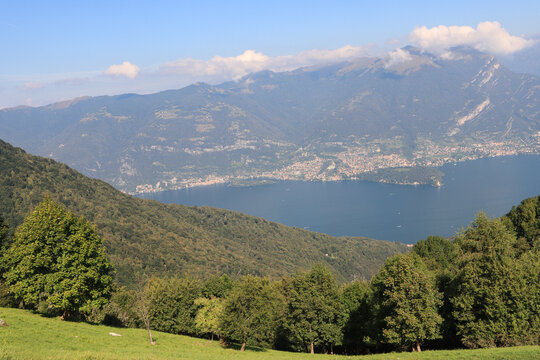Panoramablick von der Alpe Martina (Bellagio); Blick nach Westen &uuml;ber den Comer See auf die Halbinsel Dosso di Lavedo und den Monte Tremezzo