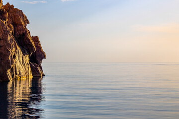 Mer d'huile dans le Golf de Porto et les  falaises ocres des calanques/calanches de Piana, Corse