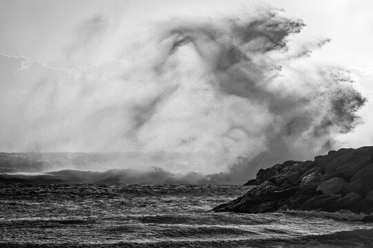Tempête de vent sur la côte méditerranéenne à Marseille © patrick