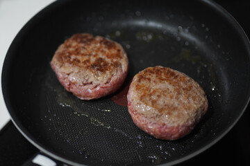 ハンバーグを焼く様子