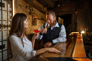 Man picking up woman in bar starting nice conversation