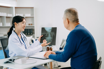 Obraz premium Serious Asia female doctor using clipboard is delivering great news talk discuss results or symptoms with female patient in clinic or hospital .