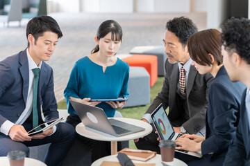 オフィスで働くビジネスマンたち