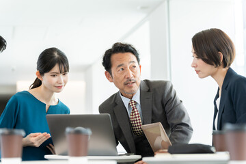 オフィスで働くビジネスマンたち