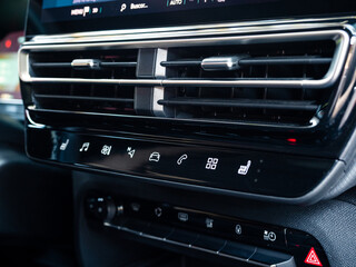 Obraz premium Mandos táctiles consola central de automóvil