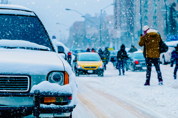 突然の大雪で交通が麻痺している道路