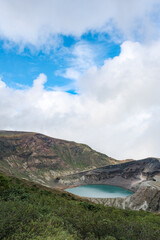 Fototapeta na wymiar 蔵王連峰の円形火山湖