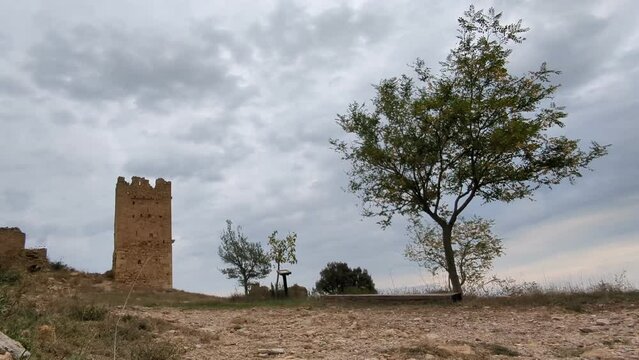 TIME LAPSE DE NUBES PASANDO POR LAS RUINAS DEL CASTILLO DE PRADAS. CERCA DE SAN AGUST&Iacute;N. TERUEL. ESPA&Ntilde;A