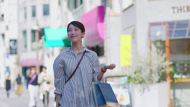 休日にショッピングを楽しむ日本人女性	
