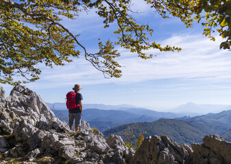 Obraz premium Man at the viewpoint of San Adri?n in the Aizkorri-Aratz Natural Park, Euskadi