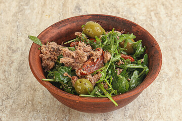 Salad with tuna and rucola