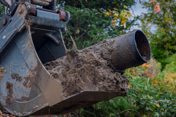 Gro&szlig;er Bagger schauffelt Sand
