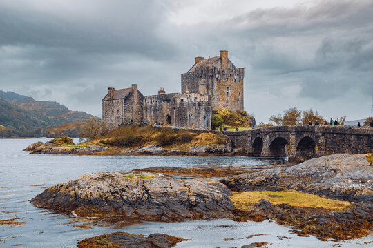 Eilean Donan Castle ist eine Tieflandburg in der Nähe von Dornie, einem kleinen Dorf in Schottland. Eilean Donan Castle liegt am Loch Duich im westlichen schottischen Hochland. Hier wurde der Film Hig