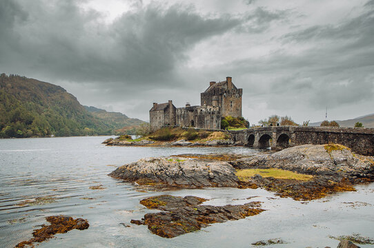 Eilean Donan Castle ist eine Tieflandburg in der N&auml;he von Dornie, einem kleinen Dorf in Schottland. Eilean Donan Castle liegt am Loch Duich im westlichen schottischen Hochland. Hier wurde der Film Hig