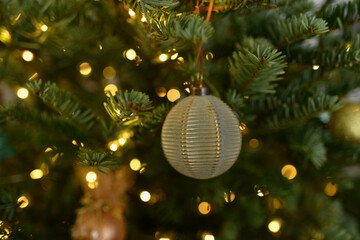 Obraz na płótnie Canvas Green ball Christmas toys hanging on the tree