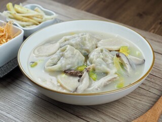 한국의 전통음식 떡 만두국, 반찬
