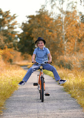 Ausgelassen durch den Herbst radeln