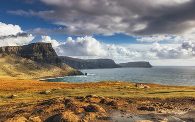 Neist Point ist eine kleine Halbinsel auf der schottischen Insel Skye und ihr Leuchtturm markiert...