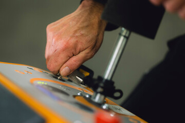 Reinigungskraft wischt den Boden mit Wischmaschine