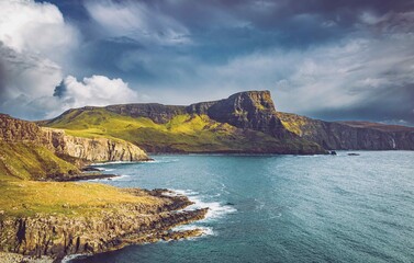 Klippen in den schottischen Highlands. Neist Point ist eine kleine Halbinsel auf der schottischen Insel Skye und ihr Leuchtturm markiert den westlichsten Punkt der Insel.