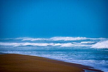 Fototapeta na wymiar wave breaking on the beach