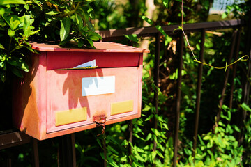 廃屋に残された古い郵便箱
