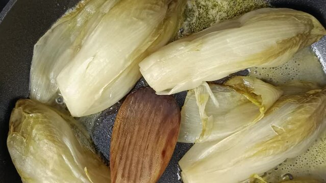 endives en train de cuire dans une po&ecirc;le, en gros plan