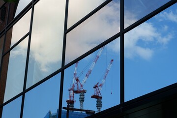 【名古屋】高層ビルの窓に写るクレーン、名古屋駅周辺