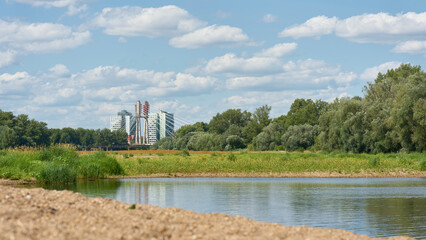 Landschaft am Fluss alte Elbe in Magdeburg. Im Hintergrund die Baustelle der neuen...