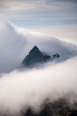 Szczyt we mgle, chmurach, Orla Perć, Tatry Wysokie.