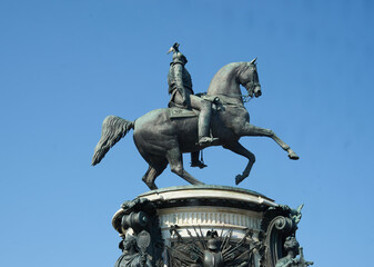 statue of monarch