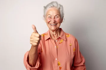 Photo sur Aluminium Vielles portes Cheerful mature woman smiling and thumbs up, close up portrait, senior lady giving positive feedback or highly recommend something.