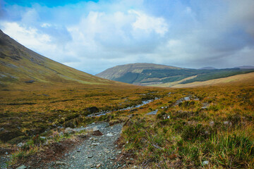 Fototapeta na wymiar Die Highlands, das schottische Hochland, sind berühmt für ihre malerische Landschaft. Die Highlands sind ein Gebiet im Nordwesten Schottlands. Die dortige Landschaft ist von Bergen und Mooren geprägt.