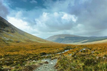 Die Highlands, das schottische Hochland, sind berühmt für ihre malerische Landschaft. Die Highlands sind ein Gebiet im Nordwesten Schottlands. Die dortige Landschaft ist von Bergen und Mooren geprägt.