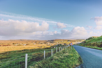 Die Highlands, das schottische Hochland, sind berühmt für ihre malerische Landschaft. Die Highlands sind ein Gebiet im Nordwesten Schottlands. Die dortige Landschaft ist von Bergen und Mooren geprägt.