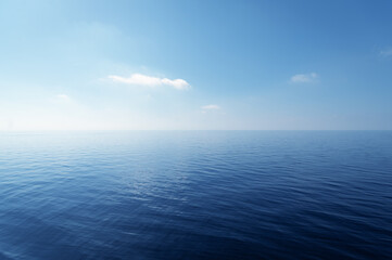 Ruhiges Wasser und blauer Himmel