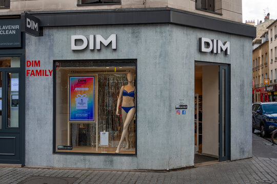 Paris, France - 19 octobre 2023: Vue ext&eacute;rieure d'une boutique Dim. Dim est une entreprise fran&ccedil;aise de l'industrie textile qui produit et commercialise de la lingerie et des sous-v&ecirc;tements