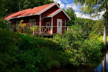 Fototapeta na wymiar Cute little cottage near Dalslands chanel