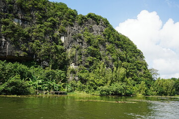 Fototapeta na wymiar Tam Coc River Boat Tour in Ninh Binh, Vietnam - ベトナム ニンビン タムコック ボート 川下り