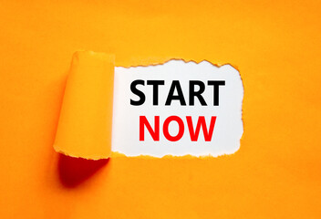 Start now symbol. Concept words Start now on beautiful white paper. Beautiful orange table orange background. Business marketing, motivational start now concept. Copy space. - obrazy, fototapety, plakaty