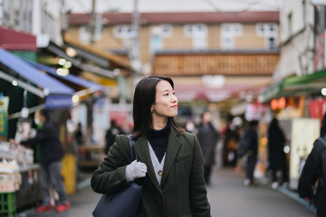 築地を歩く女性