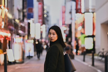 繁華街を歩くビジネスウーマン