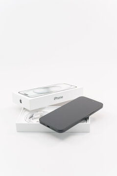 immagine editoriale illustrativa primo piano di Apple iphone 15 plus nella confezione di vendita su superficie bianca