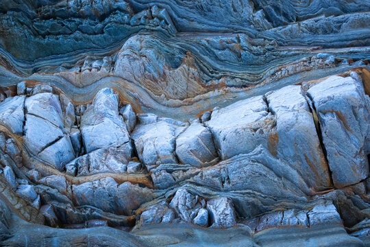 A background of blue and yellow rocks