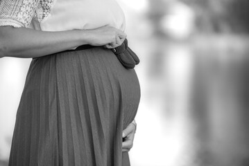 Séance photo en extérieur d'une femme enceinte  - obrazy, fototapety, plakaty