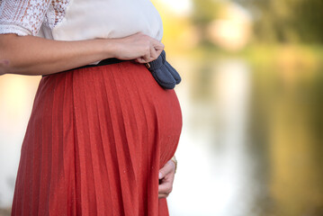 Séance photo en extérieur d'une femme enceinte 