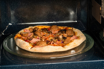 reheating pizza in the microwave