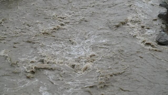 fiume in piena maltempo alluvione