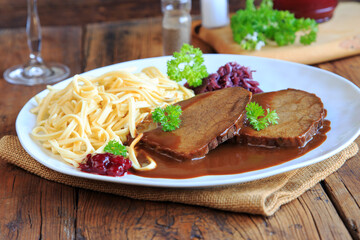 Wildbraten mit Spätzle und Rotkohl