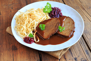 Wildschweinbraten mit Preiselbeeren
